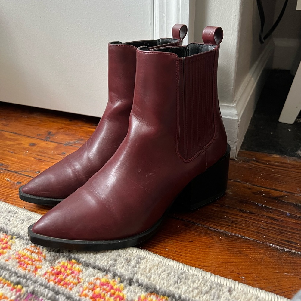 Pointed Heeled Chelsea Boot